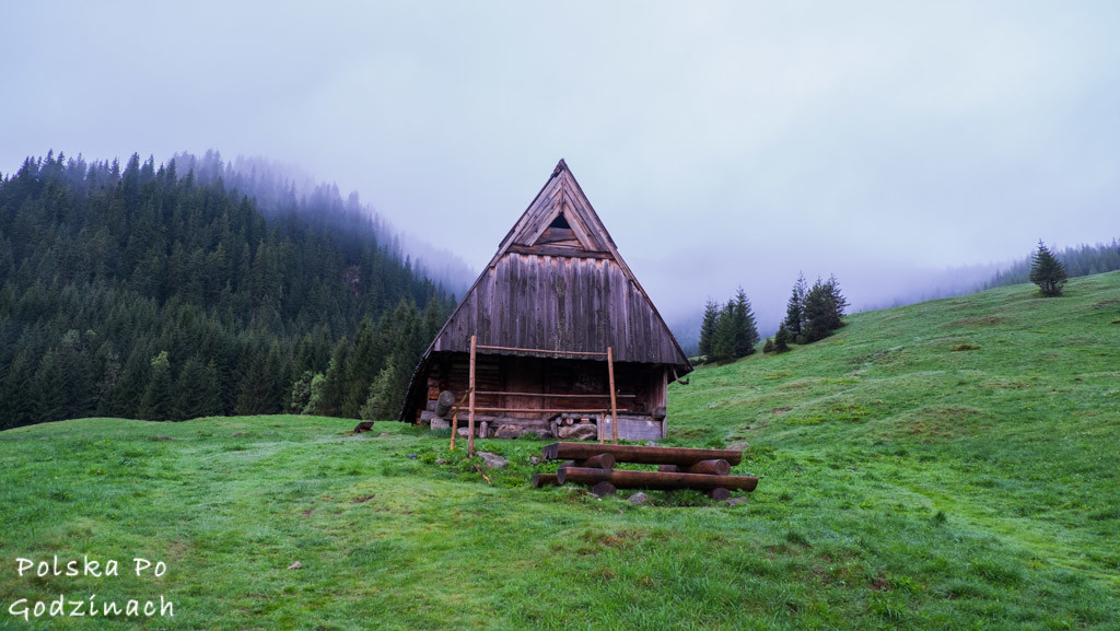 Drewniana bacówka na Polanie Kalatówki w Tatrach.