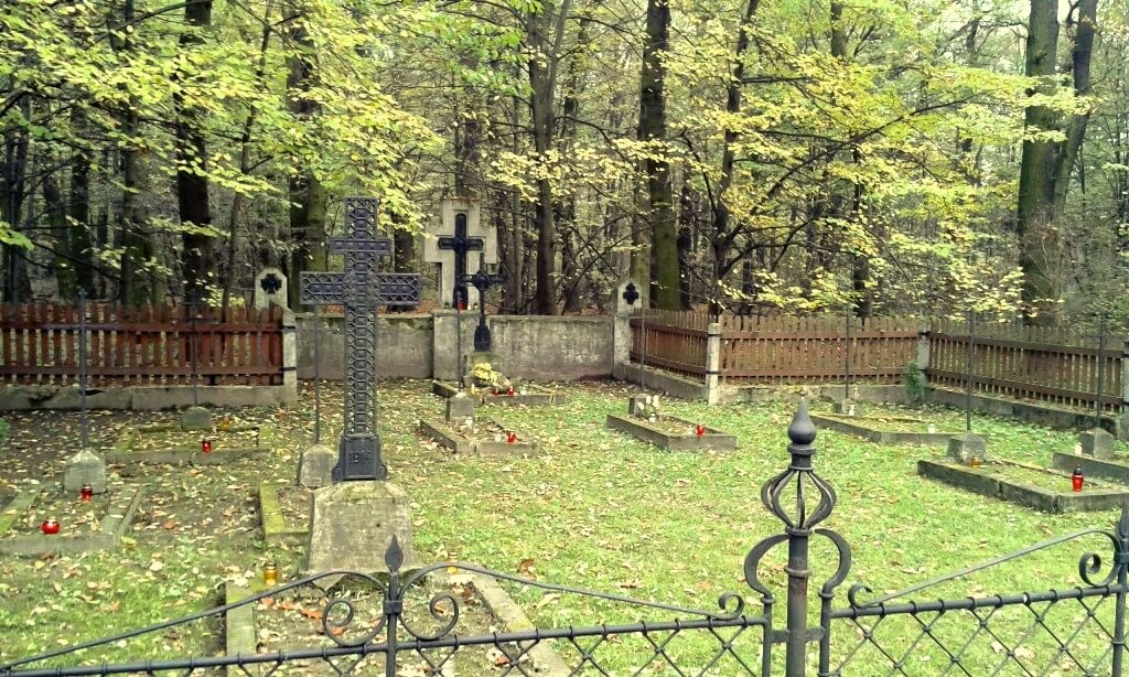cmentarz wojenny w puszczy niepołomickiej