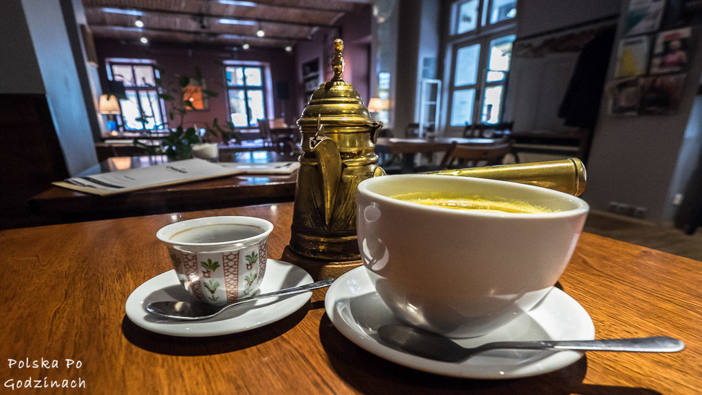 Najlepsze kawiarnie w Krakowie. Cheder na Kaziku oferuje aromatyczną kawę w findżanu.