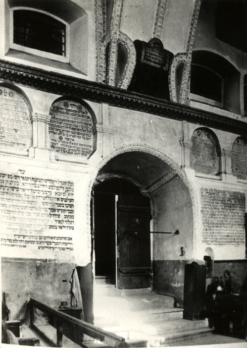 Wnętrze synagogi w Szczebrzeszynie - zdjęcie archiwalne.
