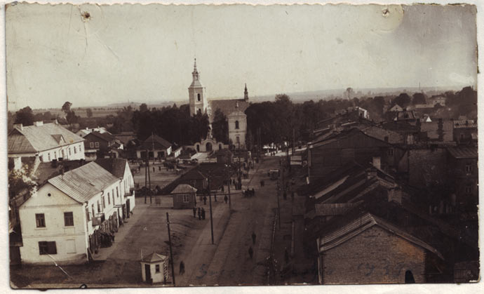 Widok na rynek w Szczebrzeszynie - zdjęcie archiwalne.