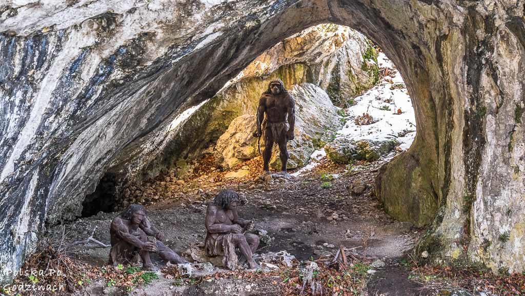 Rekonstukcja stanowiska neandertalczyków przy Jaskini Ciemnej to atrakcja Ojcowa, którą trzeba zobaczyć