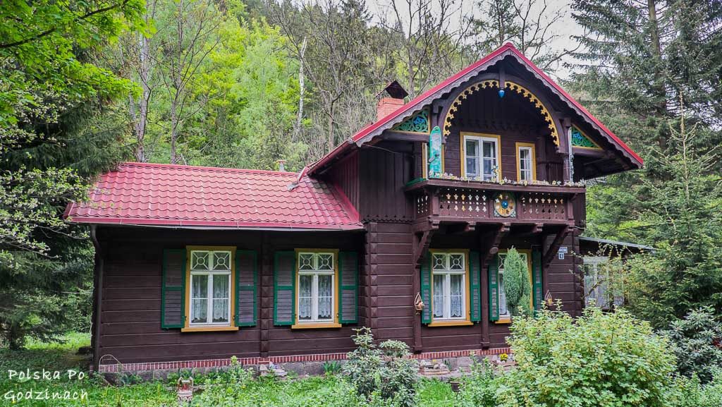 Zabytkowy drewniany domek w Karpaczu.