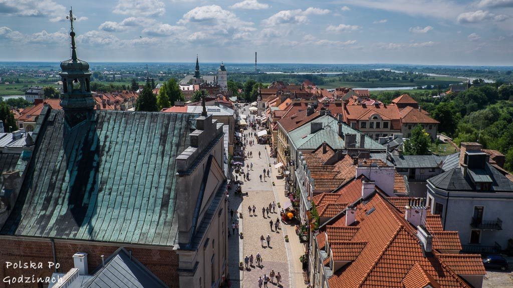 Atrakcje Sandomierza - widok z Bramy Opatowskiej na ulicę Opatkowską i Kościół św. Ducha