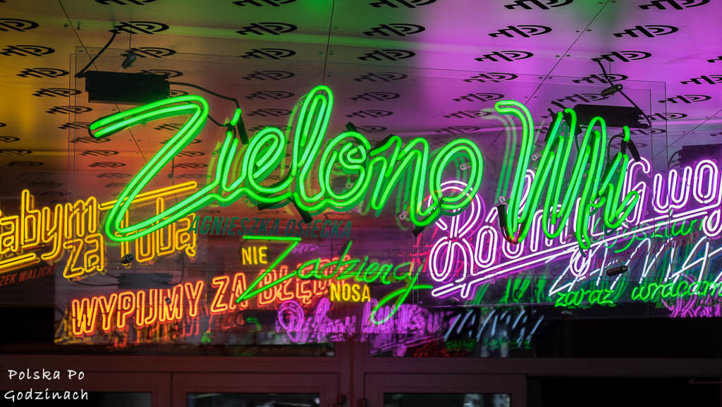 Kolorowe neony w Muzeum Polskiej Piosenki. To miejsce warto zobaczyć w Opolu.