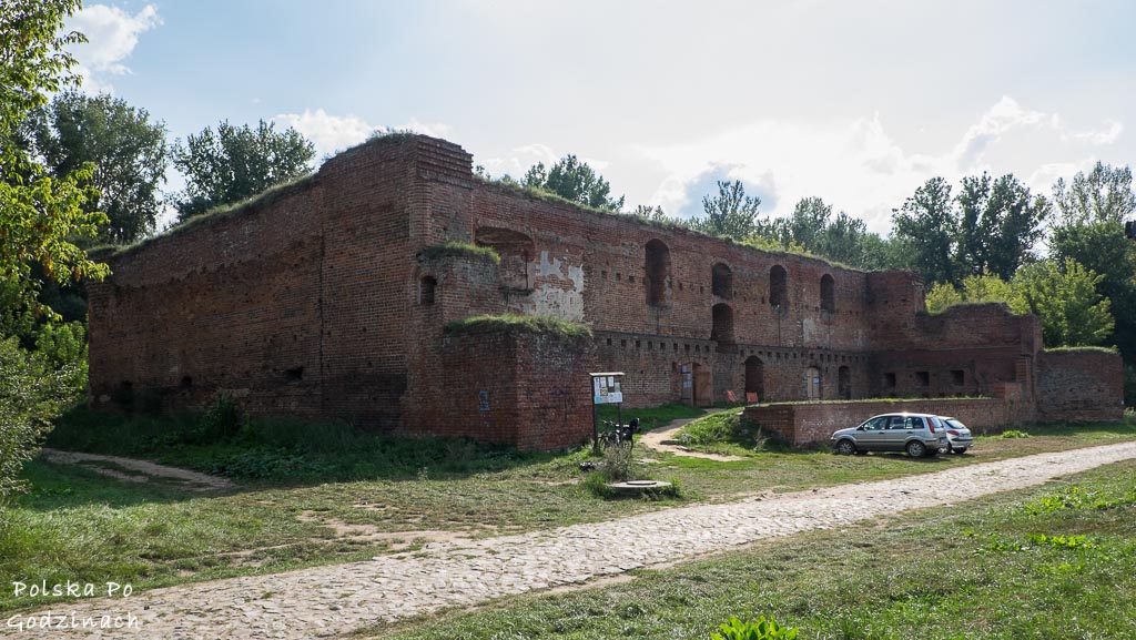 Ciekawe zabytki i atrakcje Torunia - ruiny Zamku Dybowskiego po drugiej stronie Wisły.
