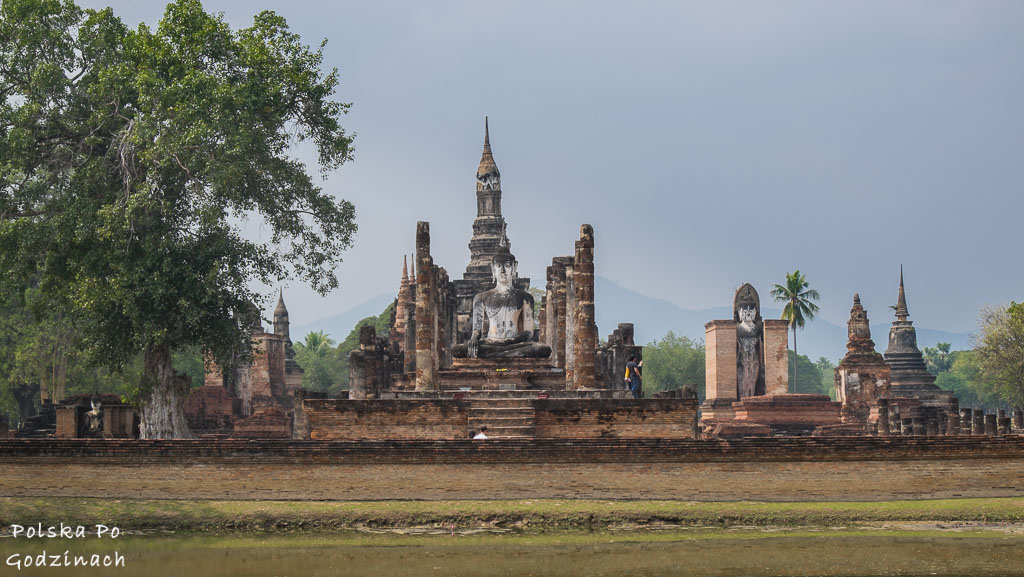 Widok na Wat Mahathat w Sukhothai