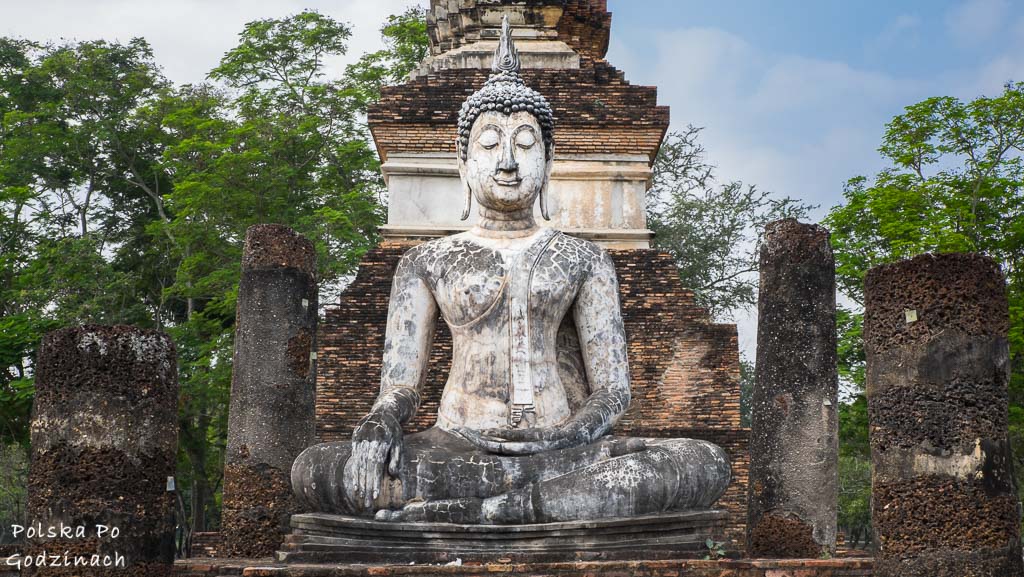 posąg Buddy w ruinach świątyni w Sukhothai