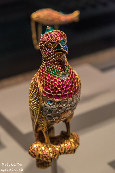 złoty ptak ozdobiony drogocennymi kamieniami, eksponat na wystawie w Muzeum Sztuki Islamskiej w Doha