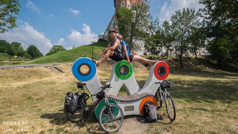 Rowerami przez świętokrzyskie. Przerwa przy zamku w Sandomierzu