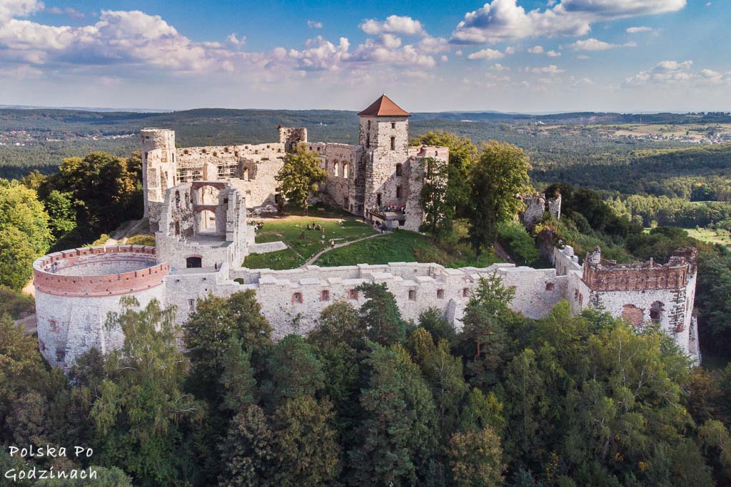 Najpiękniejsze zamki w Polsce - widok na Zamek Tenczyn w Rudnie z drona.