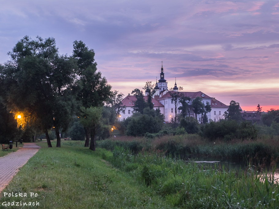 Atrakcje Supraśla - widok na klasztor od strony bulwarów.