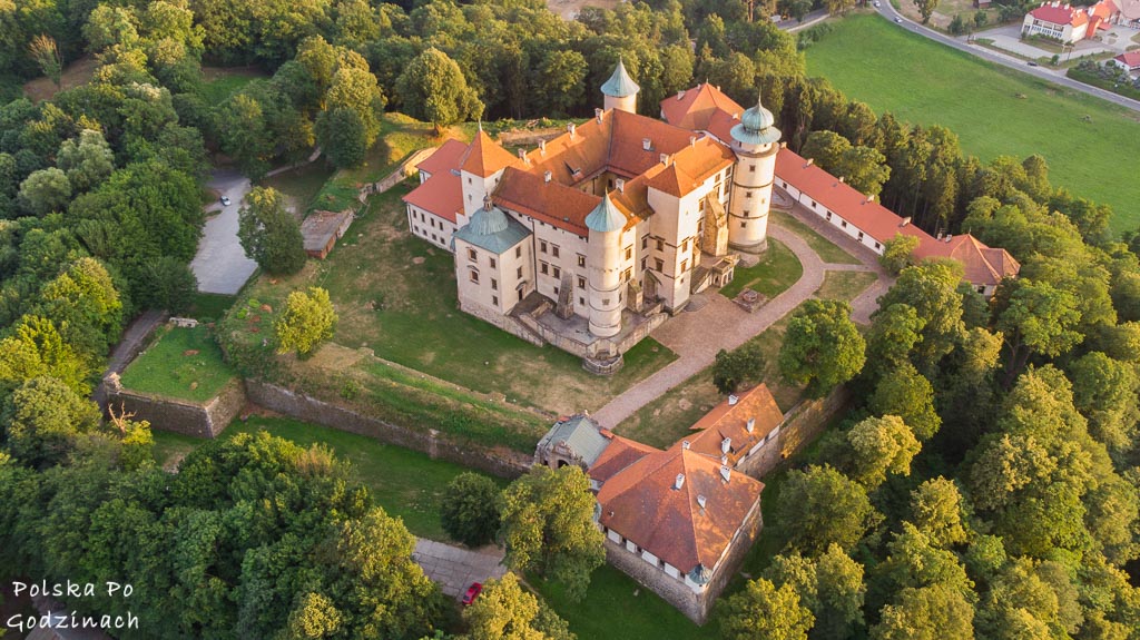 Najpiękniejsze i największe zamki w Polsce - Zamek w Wiśniczu i otaczające go fortyfikacje widoczne z drona.