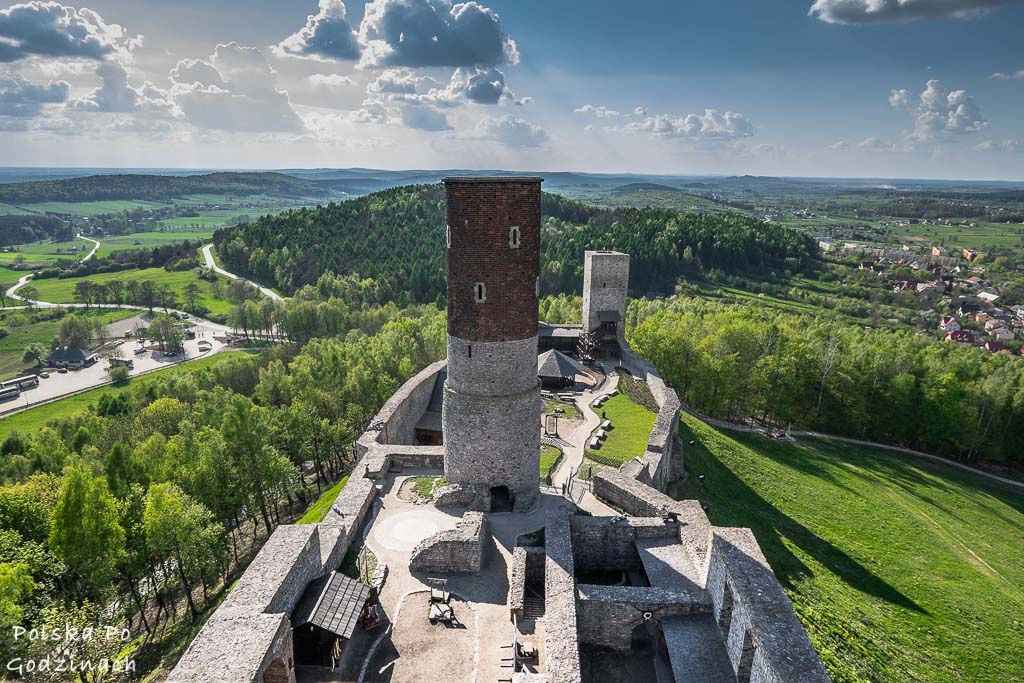 Najciekawsze i najpiękniejsze zamki w Polsce. Widok na Zamek w Chęcinach z zamkowej wieży.