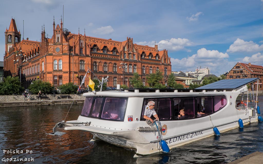 Tramwaj wodny pływający po Brdzie to jedna z głównych atrakcji Bydgoszczy.