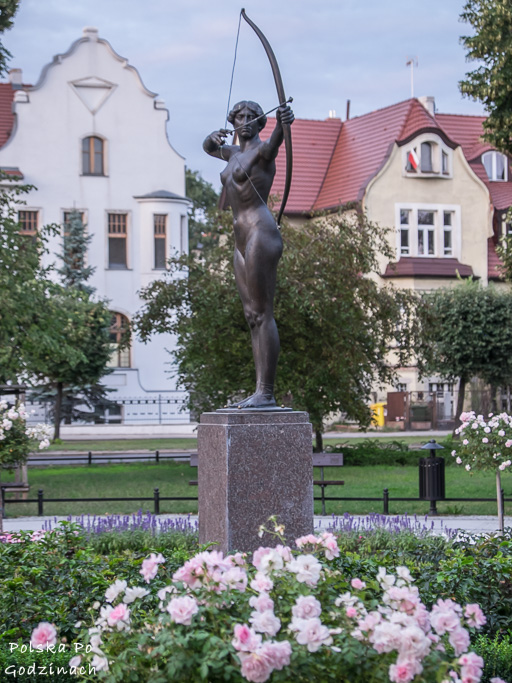Bydgoszcz atrakcje - rzeźba Łuczniczka w Parku Jana Kochanowskiego w Bydgoszczy.