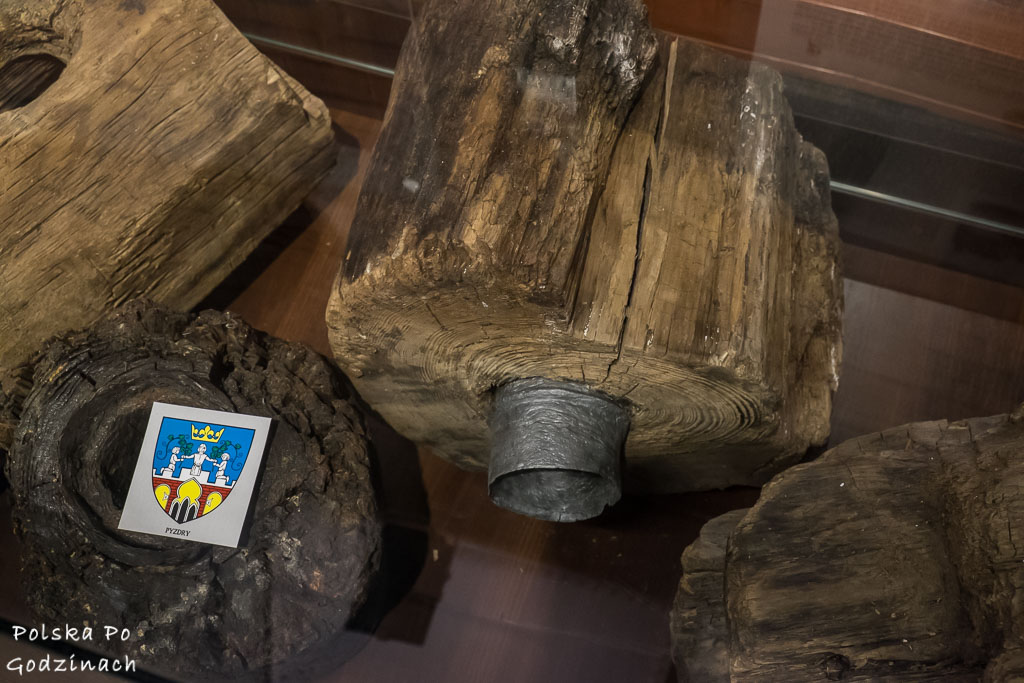 Atrakcje Bydgoszczy - zabytkowe, drewniane rury wodociągowe w Muzeum Wodociągów w Bydgoszczy.
