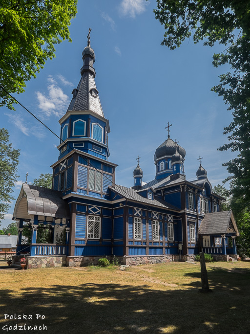 Co warto zobaczyć na Podlasiu? Drewniana, pomalowana na niebiesko cerkiew w Puchłach na Podlasiu. 