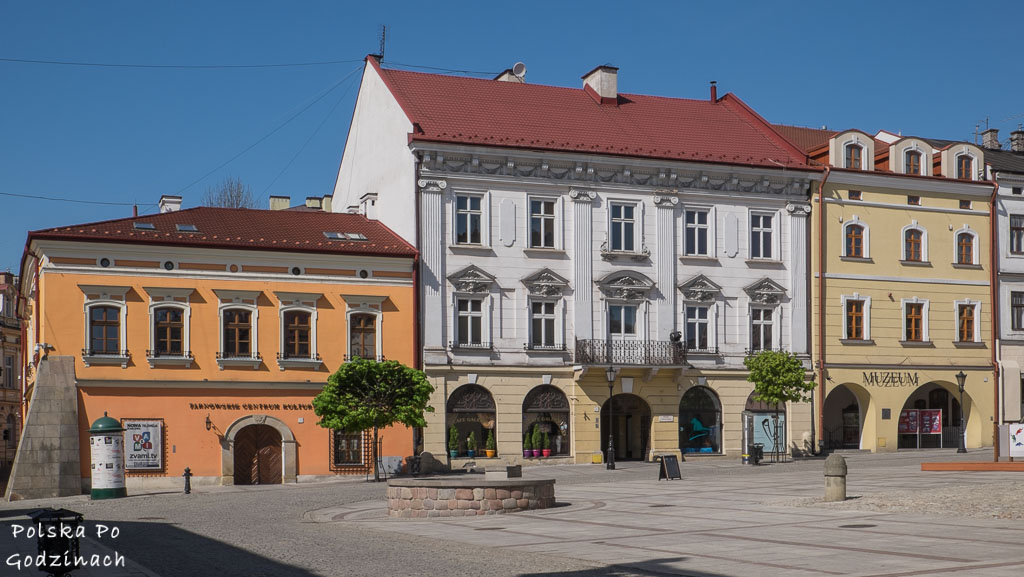 Kolorowe, zabytkowe kamienicznki na rynku - atrakcje Tarnowa