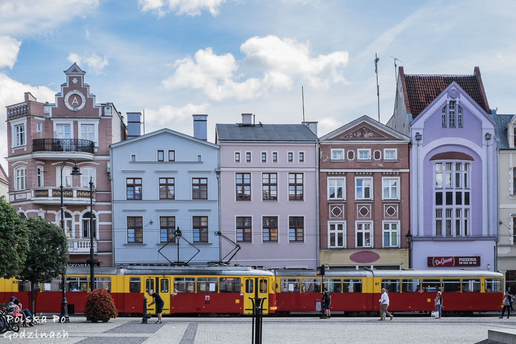 Grudziądz atrakcje - tramwaj jadący przez Stare Miasto