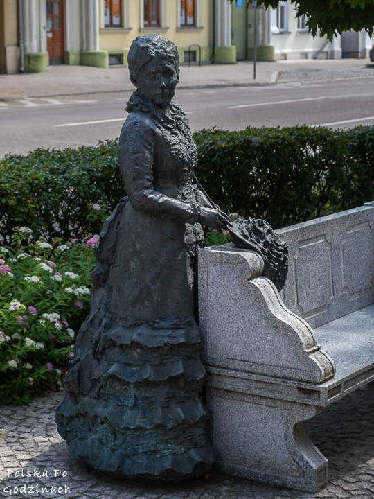 Suwałki atrakcje - pomnik Marii Konopnickiej przy muzeum w Suwałkach.