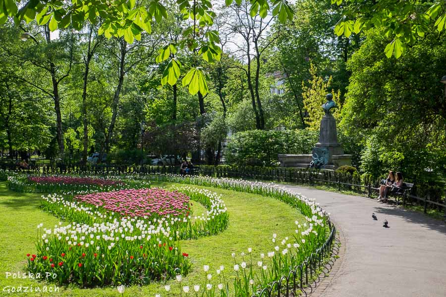 Atrakcje Krakowa. Planty to zielony i ukwiecony Park wokół Starego Miasta w Krakowie. 