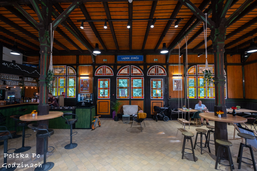 Wnętrze kawiarni Coffee Ride na terenie dworca kolejowego.