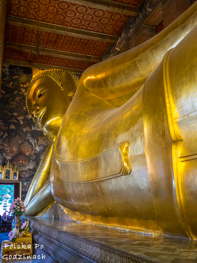 Posąg leżącego Buddy w Wat Pho - niezwykła atrakcja turystyczna Bangkoku.