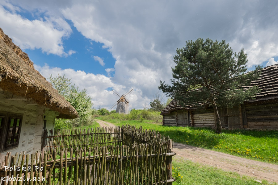 Najpiękniejsze skanseny w Polsce - drewniane zabudowania w Muzeum Wsi Kieleckiej w Tokarnii