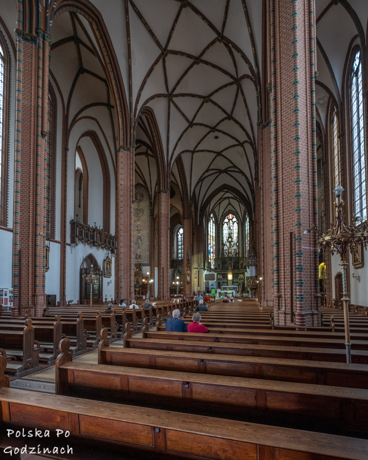 Atrakcje Wałbrzycha - wnętrze Kolegiaty św. Aniołów Stróżów