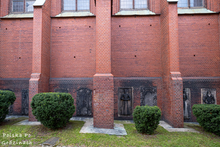 Atrakcje Wałbrzycha - zabytkowe epitafia umieszczone na ścianie Kolegiaty św. Aniołów Stróżów w Wałbrzychu