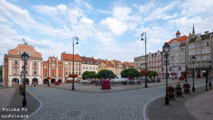 Wałbrzych atrakcje - Rynku w Wałbrzychu z zabytkowymi kamienicami