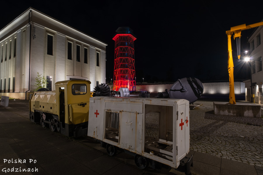 Wałbrzych atrakcje - zabytkowe pojazdy górnicze na terenie Starej Koplani w Wałbrzychu