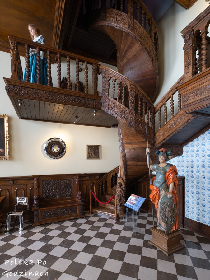 Gdańsk atrakcje i miesca warte zobaczenia - Dwór Artusa zabytkowe wnętrza - drewniane schody