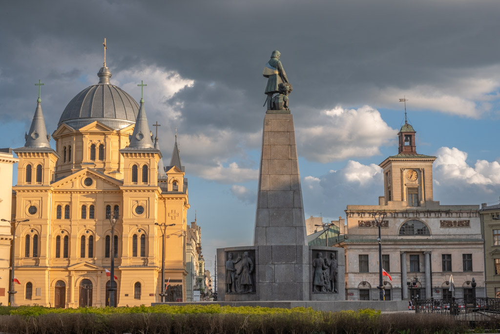 Łódź atrakcje - Plac Wolności z kościołem, pomnikiem Kościuszki i Starym Ratuszem