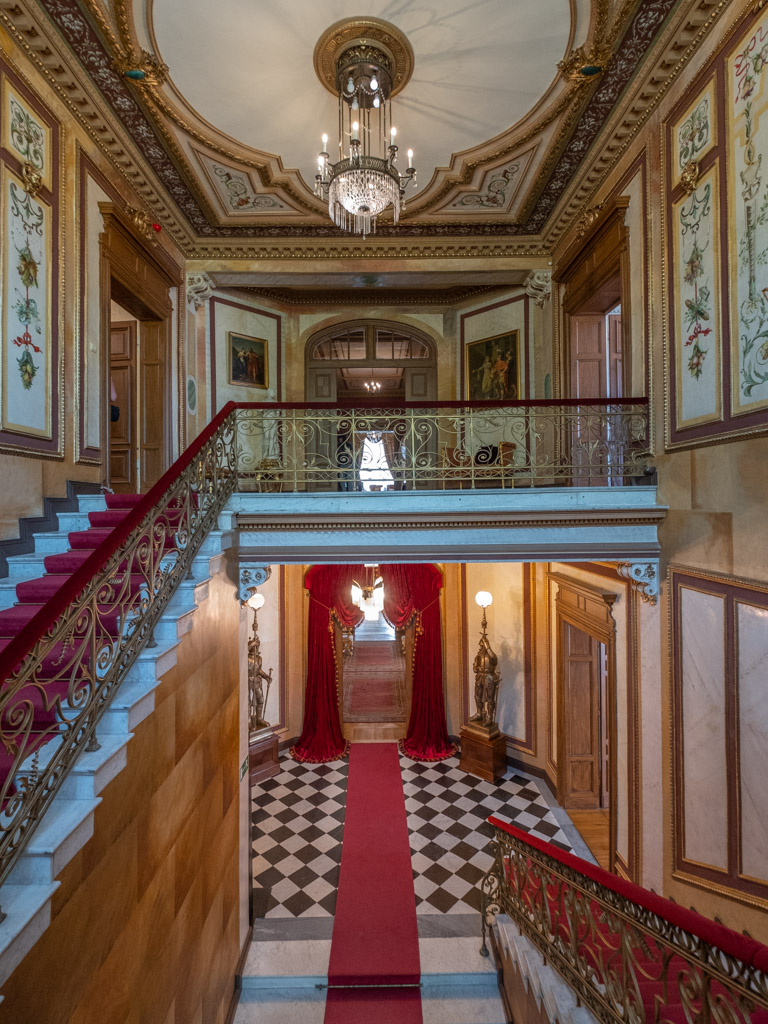Łódź atrakcje - piękne schody i hol w Willi Herbsta