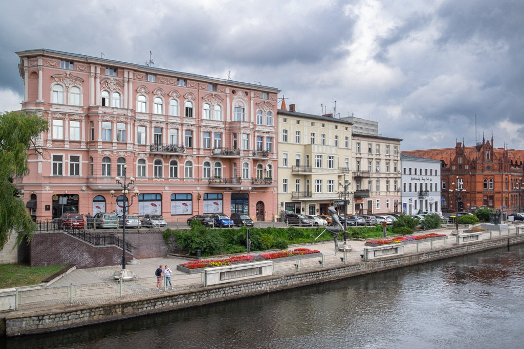 Bydgoszcz atrakcje i ciekawe miejsca - zabytkowe kamienice wzdłuż Brdy.
