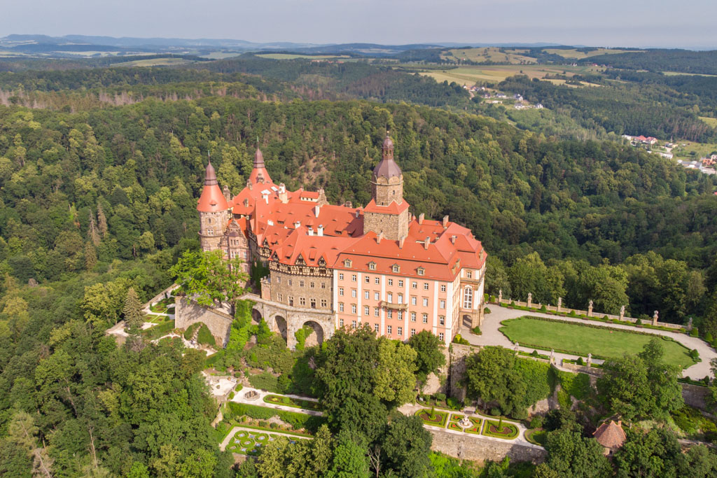 Najpiękniejsze zamki w Polsce. Widok z drona na Zamek Książ w Wałbrzychu.