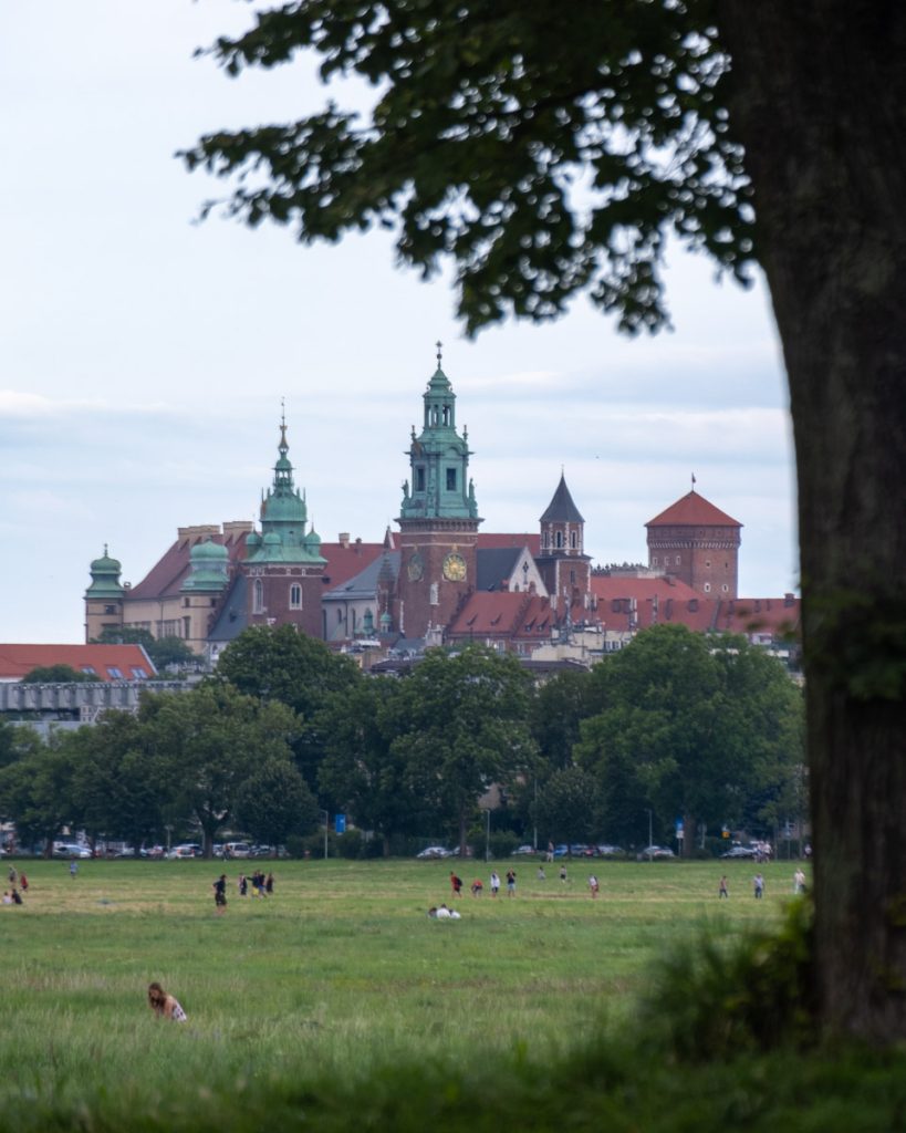 Atrakcje turystyczne Krakowa, które warto zobaczyć.Krakowskie Błonia i Wzgórze Wawelskie.