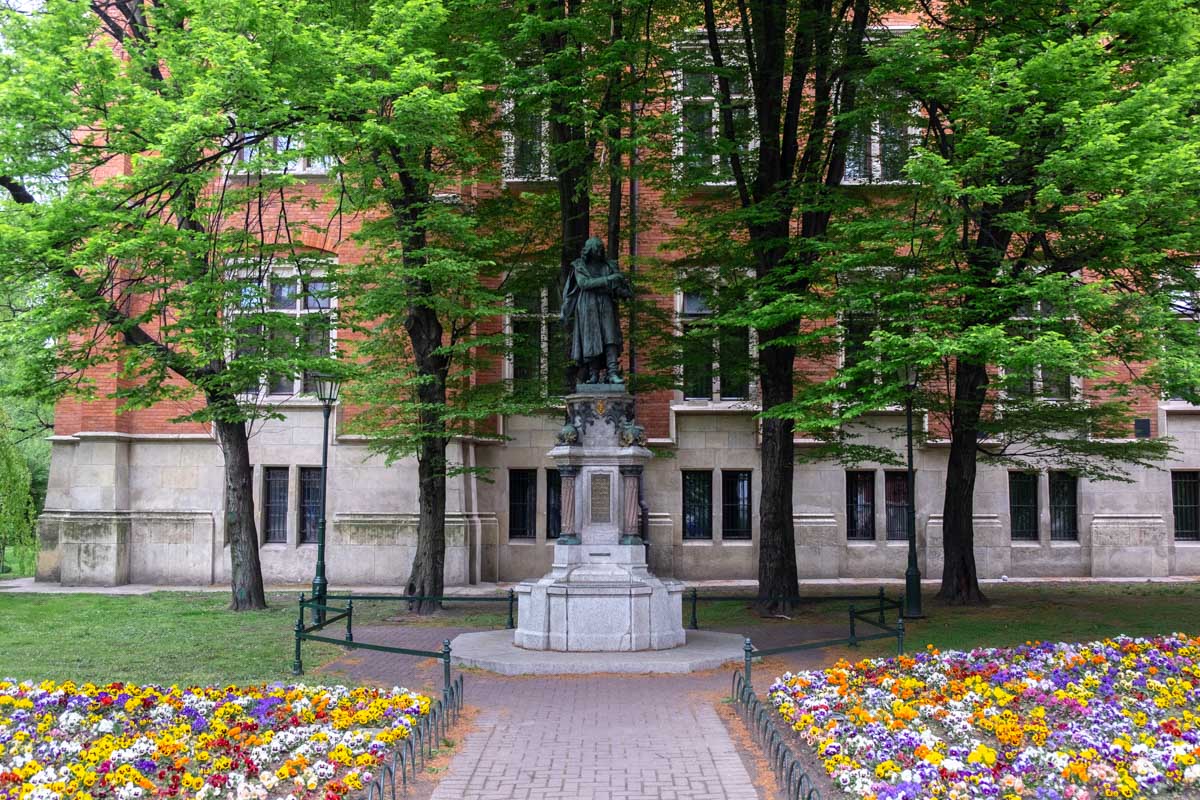 Kraków atrakcje. Pomnik Mikołaja Kopernika przy Uniwersytecie Jagiellońskim.