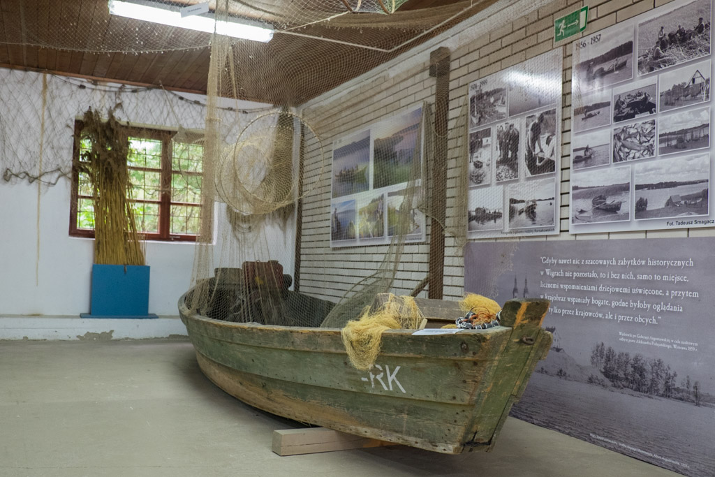 Wigierski Park Narodowy atrakcje. Zabytkowa łódź na wystawie o rybołóstwie w Czerwonym Folwarku.