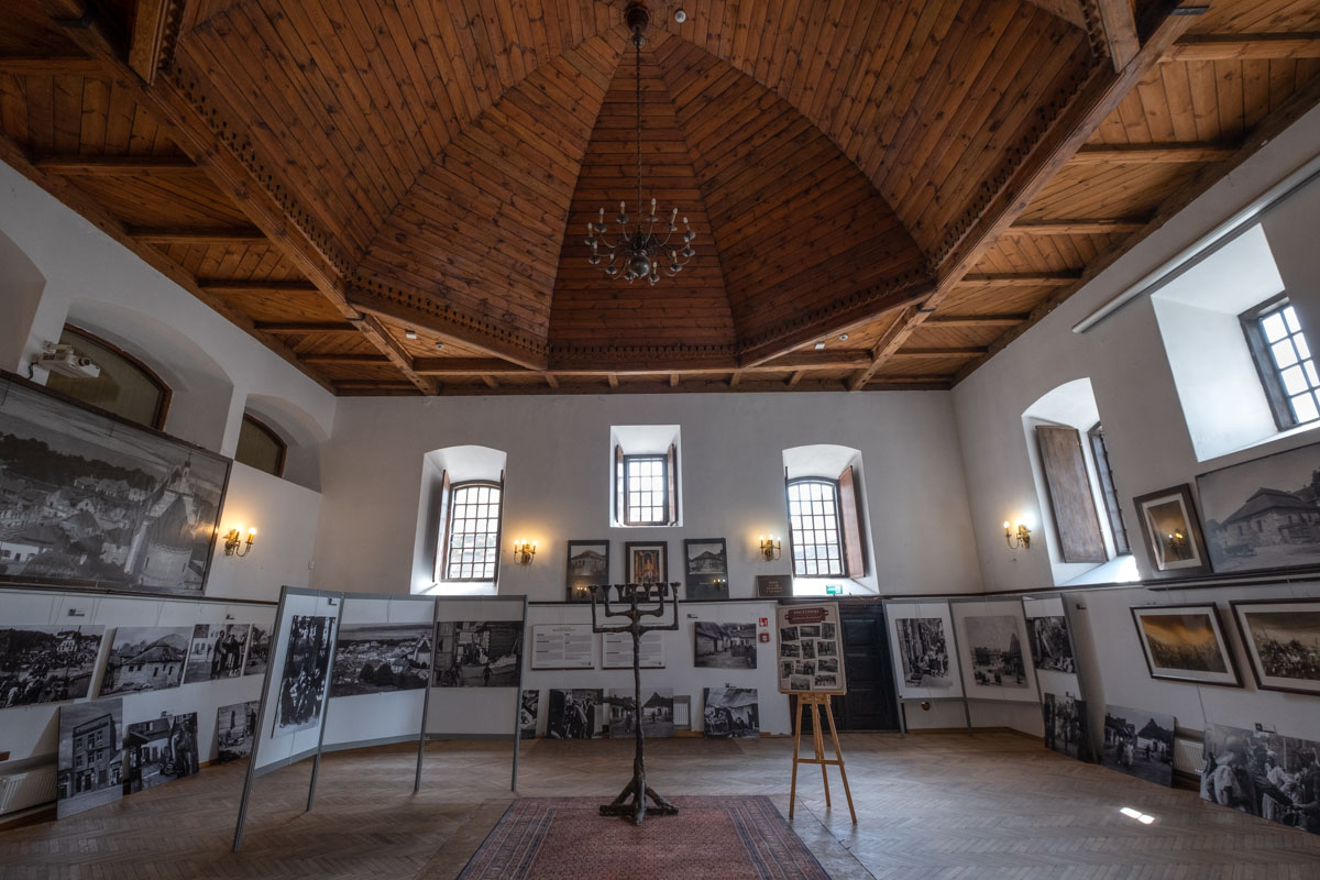 Galeria zdjęć o dawnym, żydowskim Kazimierzu Dolnym we wnętrzu synagogi.