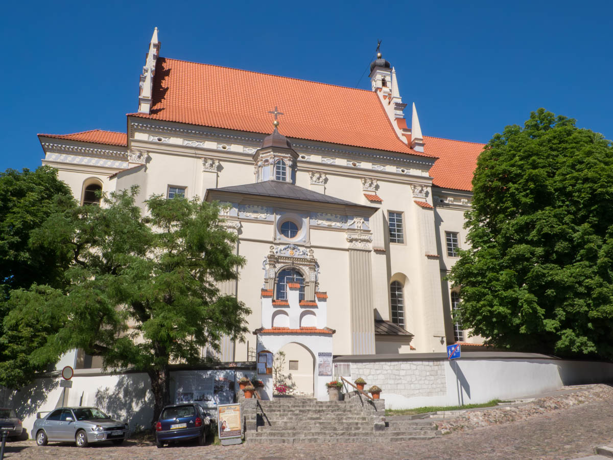 Kazimierz Dolny atrakcje. Kościół Farny od strony rynku.
