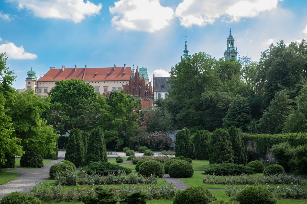 Ogrody z widokiem na Wawel przy Muzeum Archeologicznym w Krakowie.