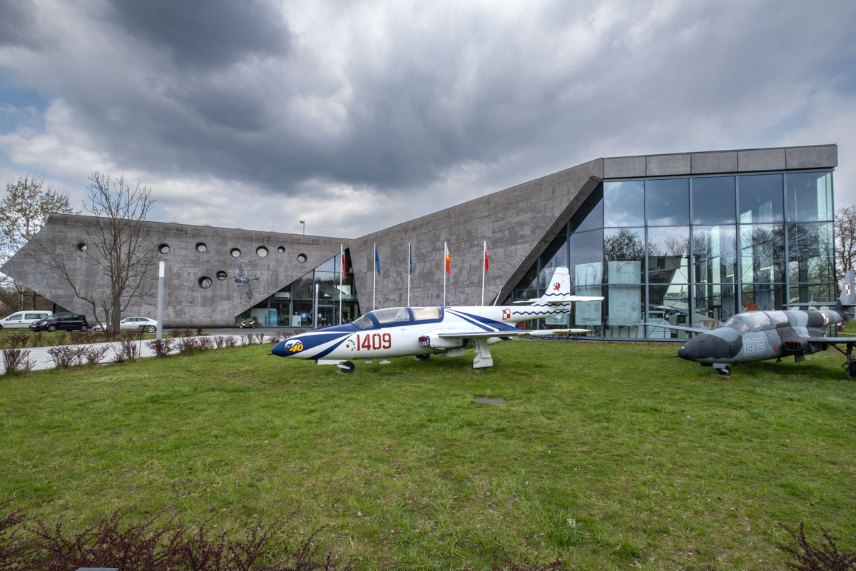 Samoloty stojące przed Muzeum Lotnictwa Polskiego w Krakowie.