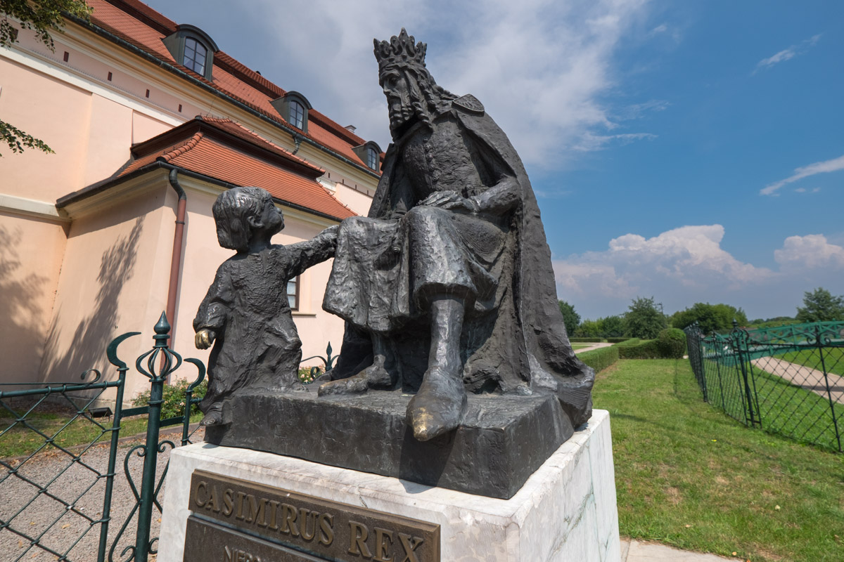 Atrakcje turystyczne Niepołomic. Pomnik Kazimierza Wielkiego przy zamku.