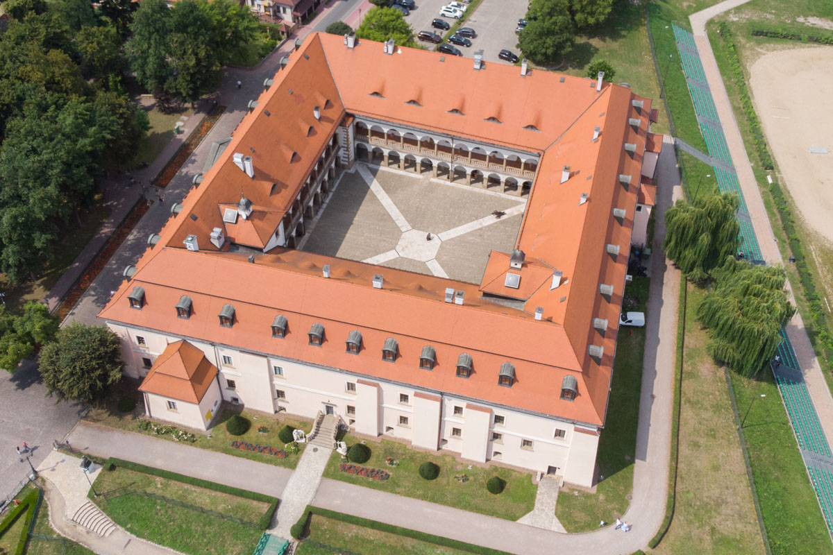 Niepołomice atrakcje. Zamek Królewski w Niepołomicach widziany z drona.