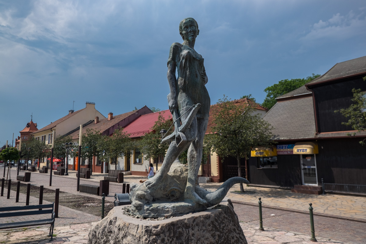Rzeźba leśniczki Justyny z kuszą na rynku w Niepołomicach.