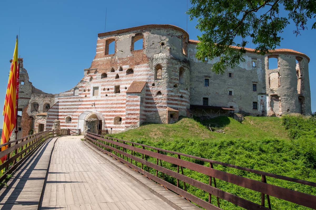 Zamek w Janowcu widok od strony bramy wjazdowej.