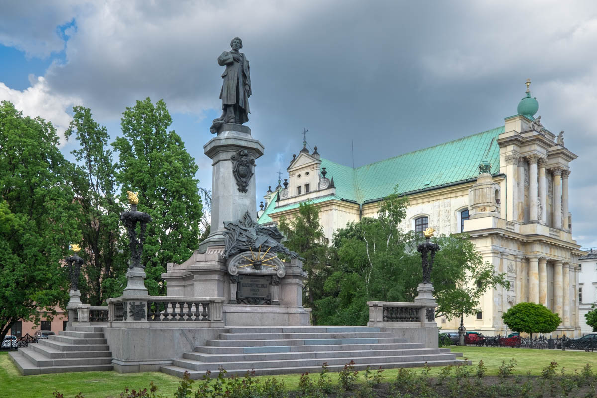 Pomnik Adama Mickiewicza na Krakowskim Przedmieściu.